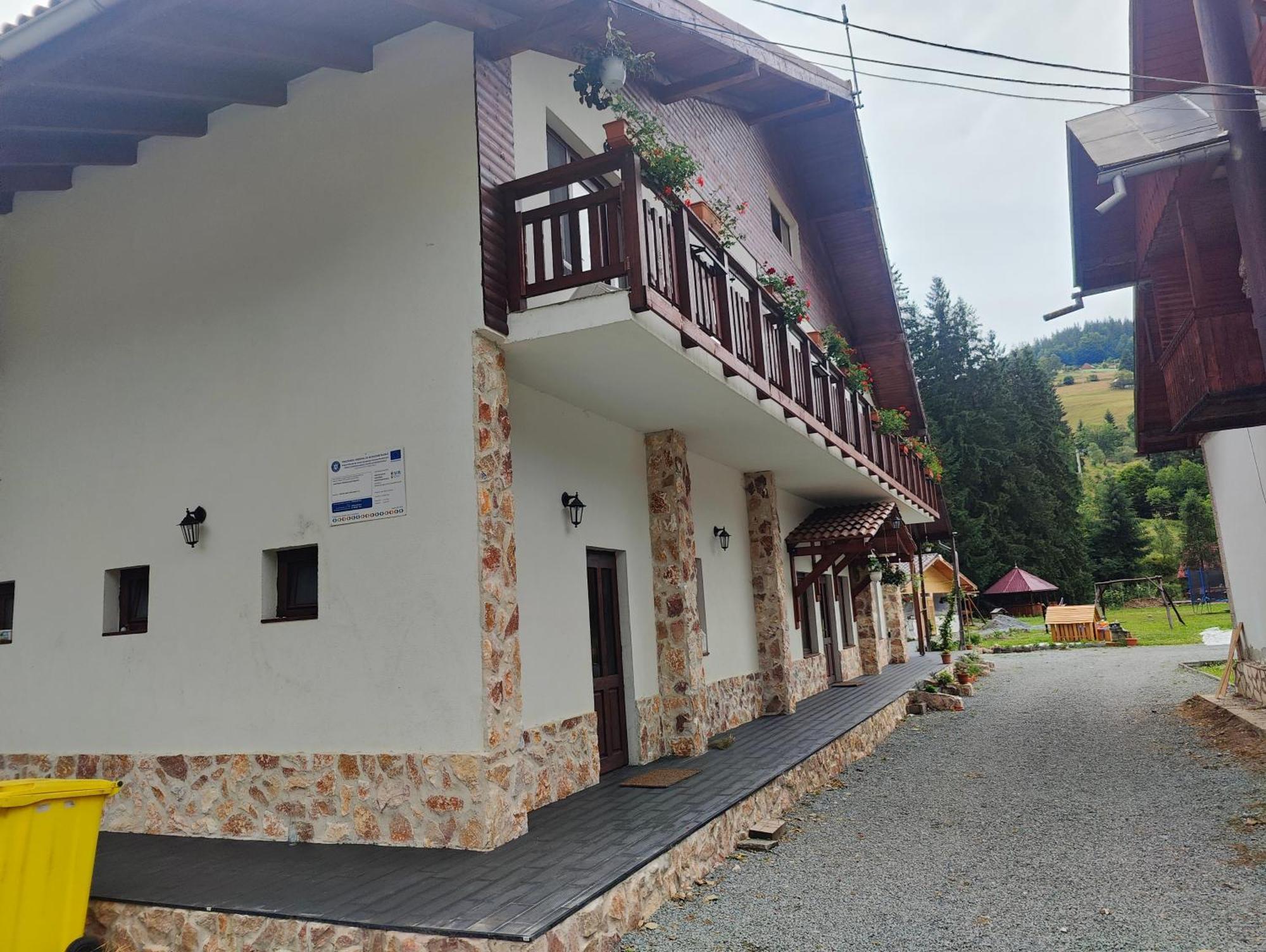 Pensiunea Trei Brazi อาริเอเชนิ ภายนอก รูปภาพ